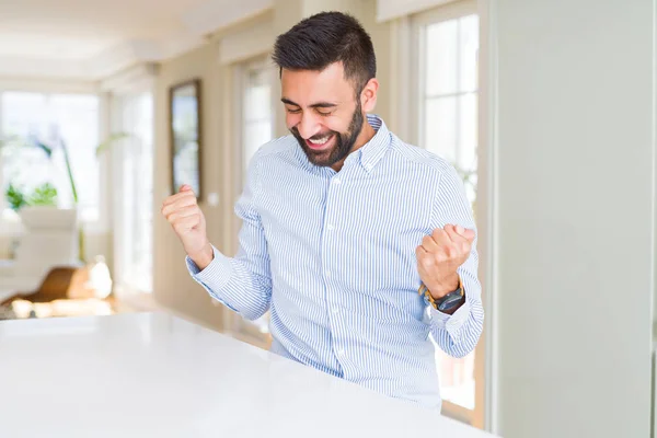 Bello Uomo Affari Ispanico Molto Felice Eccitato Facendo Gesto Vincitore — Foto Stock