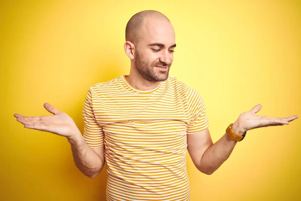 노란색 캐주얼 스트라이프 티셔츠를 수염을 대머리 남자는 손바닥을 보여주는 — 스톡 사진