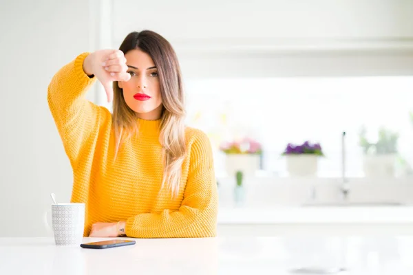 Jonge Mooie Vrouw Het Drinken Van Een Kopje Koffie Thuis — Stockfoto