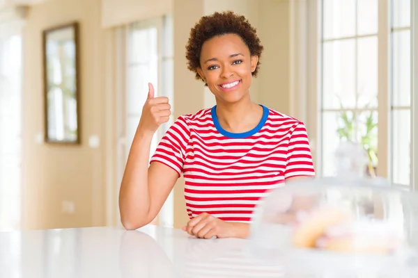 Jeune Belle Femme Afro Américaine Maison Faisant Des Pouces Heureux — Photo