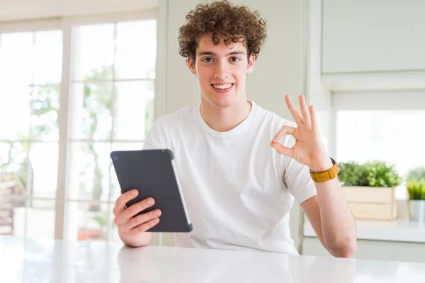 Hombre Joven Usando Tableta Táctil Haciendo Signo Con Los Dedos — Foto de Stock