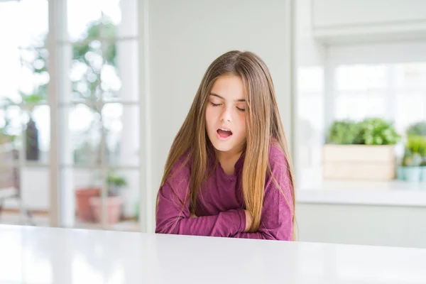 美丽的年轻女孩孩子在白色的桌子上用手在胃上 因为恶心 疼痛的疾病感觉不适 疼痛概念 — 图库照片