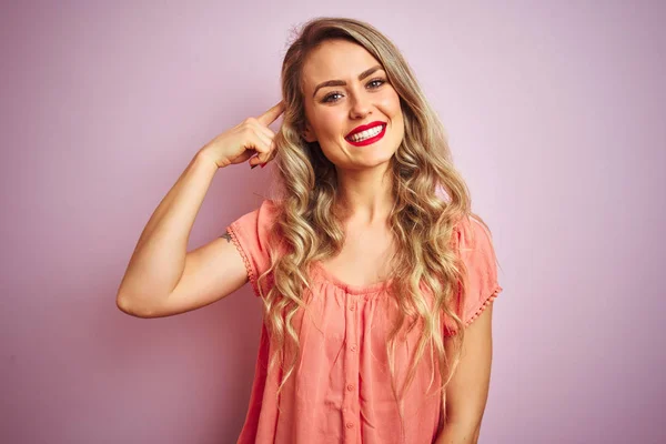 Jovem Mulher Bonita Vestindo Camiseta Sobre Fundo Isolado Rosa Sorrindo — Fotografia de Stock