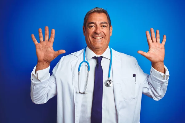 Yakışıklı Orta Yaş Doktor Adam Izole Mavi Arka Plan Üzerinde — Stok fotoğraf