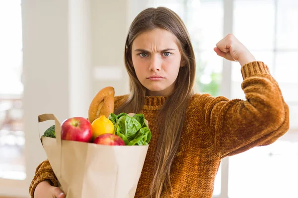 Menina Bonita Segurando Saco Papel Mantimentos Frescos Irritado Frustrado Gritando — Fotografia de Stock