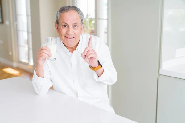 Hombre Mayor Guapo Bebiendo Vaso Leche Fresca Desayuno Sorprendido Con — Foto de Stock