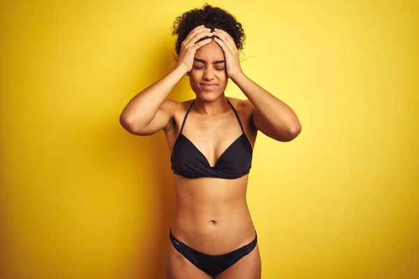 Femme Afro Américaine Vacances Portant Bikini Debout Sur Fond Jaune — Photo