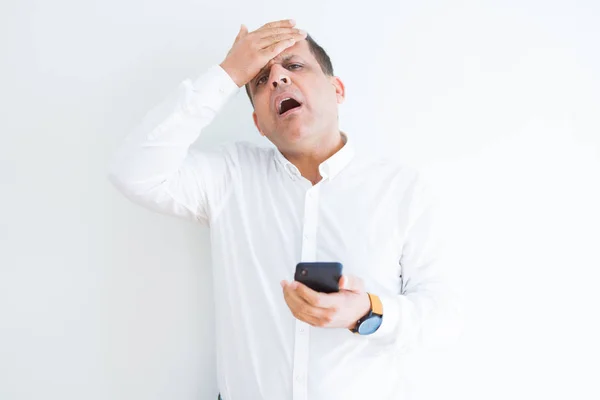 Uomo Mezza Età Utilizzando Smartphone Sopra Parete Bianca Stressato Con — Foto Stock