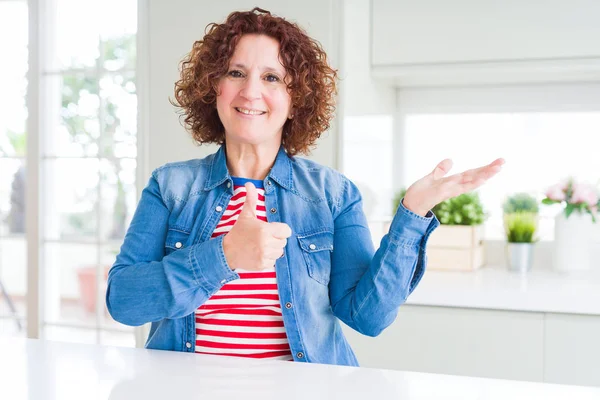 Mujer Mayor Mediana Edad Con Pelo Rizado Usando Chaqueta Mezclilla — Foto de Stock