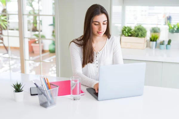 Jonge mooie vrouw geconcentreerd werken met behulp van computer laptop — Stockfoto