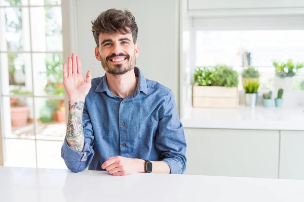 Hombre Joven Con Camisa Casual Sentado Mesa Blanca Renuncia Decir —  Fotos de Stock