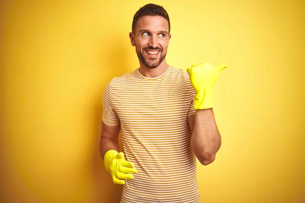 Joven Hombre Guapo Con Guantes Limpieza Para Las Tareas Domésticas — Foto de Stock