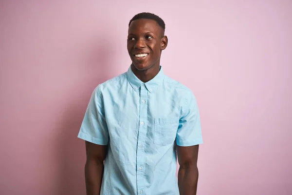 Hombre Afroamericano Con Camisa Casual Azul Pie Sobre Fondo Rosa —  Fotos de Stock