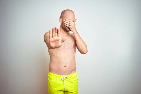 Homem Jovem Sem Camisa Férias Vestindo Roupas Banho Amarelas Sobre — Fotografia de Stock