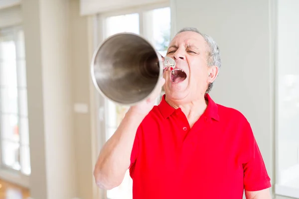 Homem sênior gritando animado através de megafone de metal vintage — Fotografia de Stock