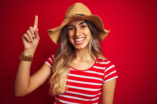 Ung Vacker Kvinna Klädd Sommarhatt Över Röd Isolerad Bakgrund Förvånad — Stockfoto