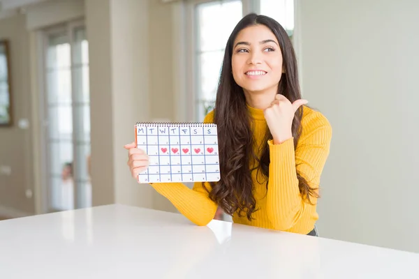 Giovane Donna Che Tiene Calendario Mestruale Indicando Mostrando Con Pollice — Foto Stock