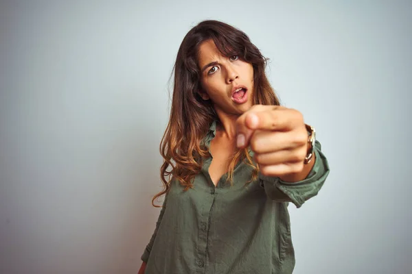 Joven Hermosa Mujer Con Camisa Verde Pie Sobre Fondo Gris — Foto de Stock