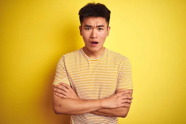Mladý Asijský Číňan Který Nosí Tričko Stojící Nad Izolovaným Žlutým — Stock fotografie