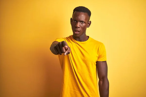 노란색 서있는 캐주얼 티셔츠를 아프리카 미국인 남성이 카메라에 불쾌하고 좌절하고 — 스톡 사진