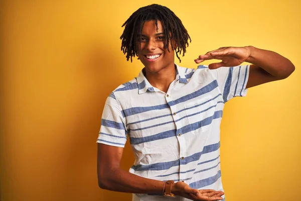 Homem Afro Americano Com Dreadlocks Vestindo Camisa Listrada Sobre Fundo — Fotografia de Stock