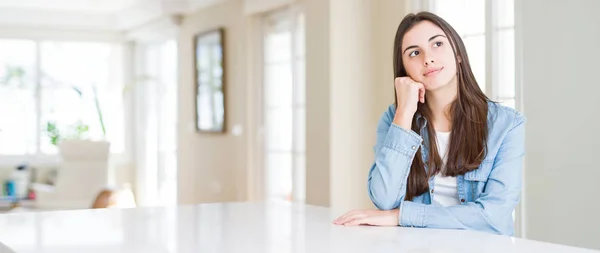 Imagem Ângulo Largo Bela Jovem Mulher Sentada Mesa Branca Casa — Fotografia de Stock