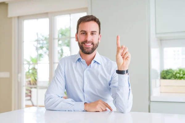 Hombre Negocios Guapo Mostrando Señalando Con Dedo Número Uno Mientras — Foto de Stock