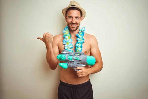 Hombre Guapo Sin Camisa Con Lei Hawaiano Pistola Agua Sobre — Foto de Stock