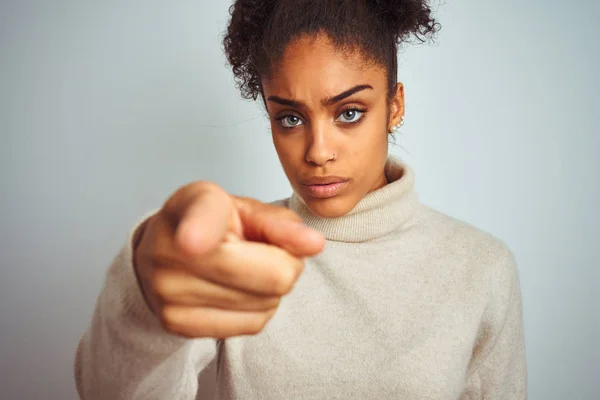 Mulher Afro Americana Usando Camisola Gola Alta Inverno Sobre Fundo — Fotografia de Stock