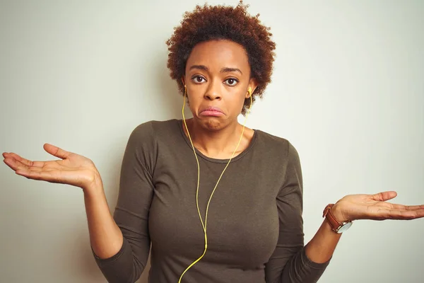 Mulher Afro Americana Usando Fones Ouvido Ouvindo Música Sobre Fundo — Fotografia de Stock