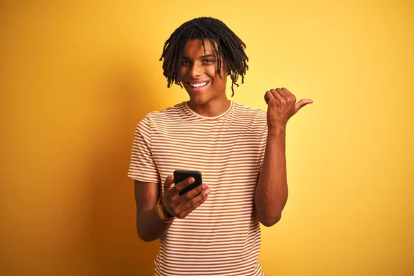 Afro Amerykański Człowiek Dredy Pomocą Smartfona Białym Tle Żółte Tło — Zdjęcie stockowe