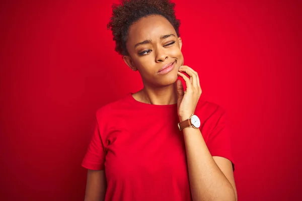 Young Beautiful African American Woman Afro Hair Isolated Red Background — Stock Photo, Image