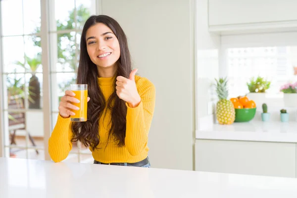 Ung Kvinna Dricka Ett Glas Färsk Apelsinjuice Glad Med Stort — Stockfoto