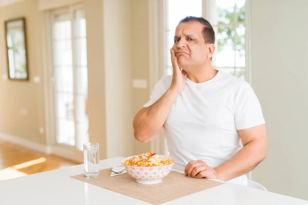 Hombre Mediana Edad Comiendo Arroz Casa Pensando Que Parece Cansado — Foto de Stock