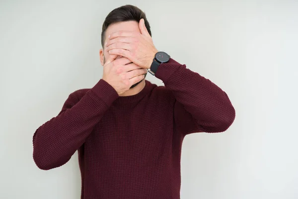 Joven Hombre Guapo Usando Suéter Sobre Fondo Aislado Cubriendo Los — Foto de Stock