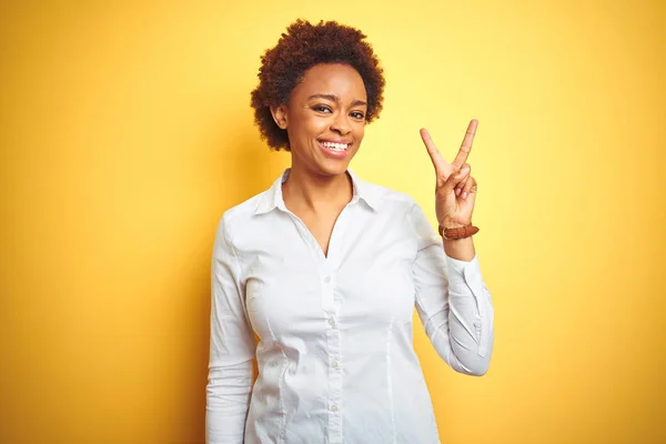 Mujer Negocios Afroamericana Sobre Fondo Amarillo Aislado Sonriendo Con Cara — Foto de Stock