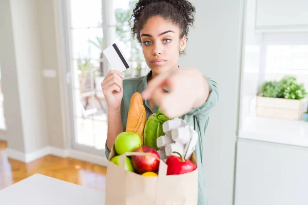 Joven Afroamericana Chica Sosteniendo Bolsa Papel Comestibles Tarjeta Crédito Como — Foto de Stock
