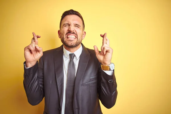 Giovane Uomo Affari Bello Sfondo Giallo Isolato Gesticolando Dito Incrociato — Foto Stock