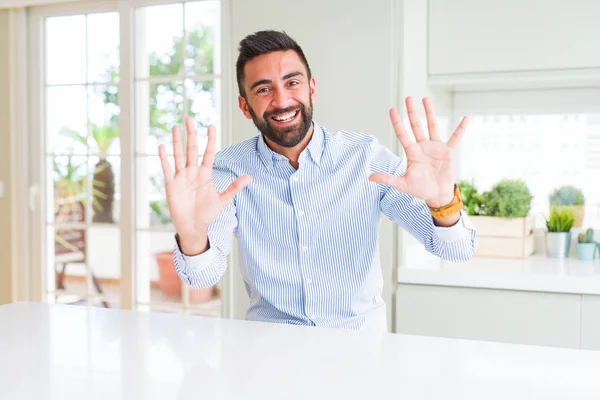 Красивий Іспаномовний Бізнесмен Показуючи Вказуючи Пальцями Номер Десять Посміхаючись Впевнено — стокове фото