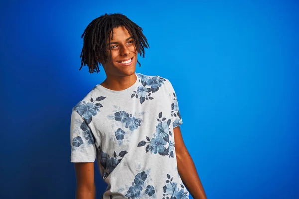 Homem Afro Americano Com Dreadlocks Vestindo Camiseta Floral Verão Sobre — Fotografia de Stock