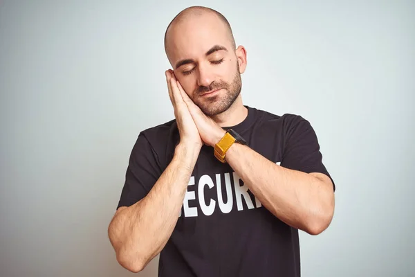 Jovem Homem Salvaguarda Vestindo Uniforme Segurança Sobre Fundo Isolado Dormindo — Fotografia de Stock