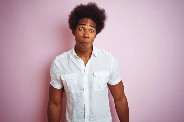 Молода Американська Людина Афро Волосся Білій Сорочці Стоячи Над Ізольованою — стокове фото