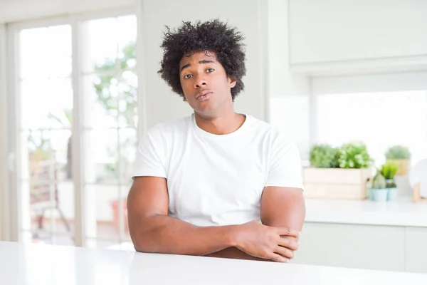 Νέος Αφρικανός Αμερικανός Άντρας Φορώντας Casual Λευκό Μπλουζάκι Που Κάθεται — Φωτογραφία Αρχείου