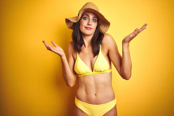 Mulher Bonita Usando Biquíni Amarelo Chapéu Verão Sobre Fundo Amarelo — Fotografia de Stock