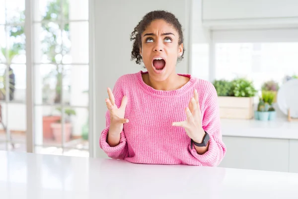 Hermosa Mujer Afroamericana Con Cabello Afro Vistiendo Suéter Rosa Casual —  Fotos de Stock