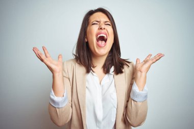 Genç güzel şık iş kadını üzerinde arka plan deli kutluyor izole ve crazy arms ile başarı için kaldırdı ve heyecanlı çığlık gözler kapalı. Kazanan kavramı