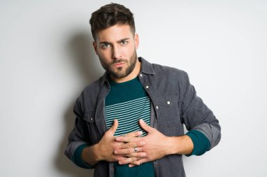 Yakışıklı delikanlı possing ve modelleme gri izole arka plan üzerinde