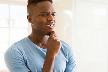 Yakışıklı genç afrikalı adam düşünme 