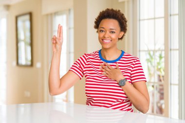 Genç güzel afro-amerikan kadın evde göğüs ve parmakları üzerinde el ile küfür, bir sadakat sözü yemini yapma