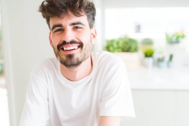 Yakışıklı genç adam büyük bir SMI ile kamera neşeli gülümseyen